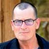 Charlie Sheen si vyholil hlavu
